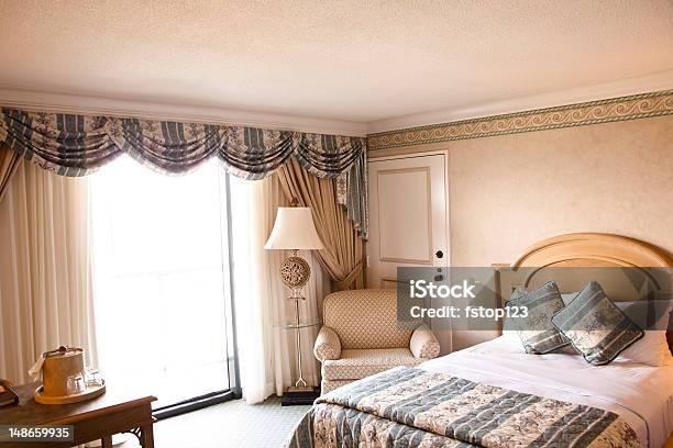Foto de Quarto De Hotel Com Cama Escrivaninha E Cadeira e mais fotos de stock de Luxo - Luxo, Quarto de Hotel, Apartamento