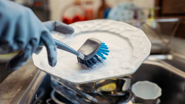 istock Washing dishes in domestic kitchen 1486602152