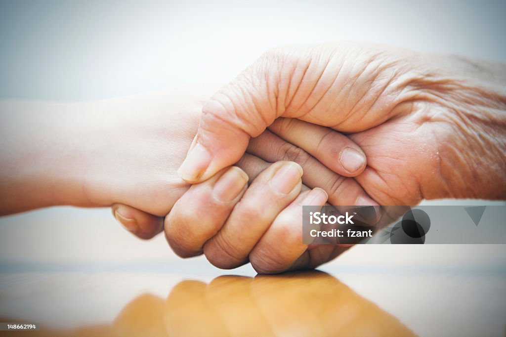 Personnes âgées Main tenant les mains de bébé - Photo de Jeune adulte libre de droits