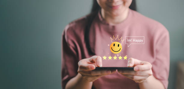 Customer satisfaction concept. Positive emotion happy smile face five star and crown with copy space, feedback, service, survey, standard quality. User give rating to service experience, certification. concepto de satisfacción del cliente. emoción positiva sonrisa feliz cara cinco estrellas y corona con espacio de copia, comentarios, servicio, encuesta, calidad estándar. el usuario califica la experiencia del servicio, la certificación.