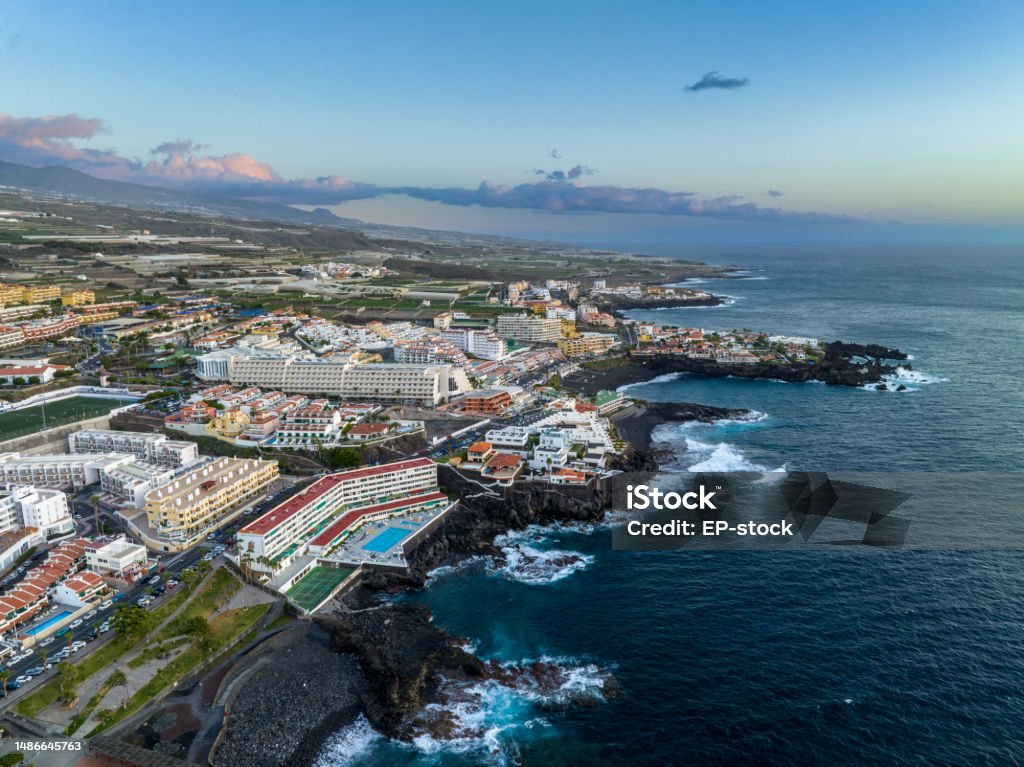 夕暮れ時のロス ヒガンテスのリゾートとホテルの空撮テネリフェ島スペイン カナリア諸島のストックフォトや画像を多数ご用意 カナリア諸島