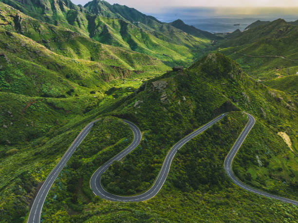 Vista aérea da sinuosa estrada da selva através do Parque Rural De Anaga, Tenerife, Espanha - foto de acervo