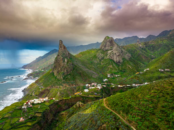 vista aérea del roque de las ánimas al atardecer, en el parque rural de anaga, tenerife, españa - tenerife spain national park canary islands fotografías e imágenes de stock