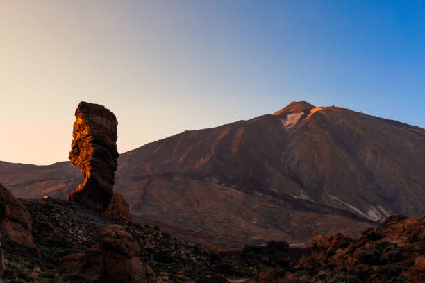 Vista crepuscular de Roque Cinchado em frente a El Teide do Mirador de la Ruleta, Tenerife, Espanha - foto de acervo