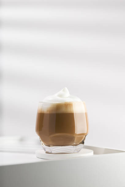 капучино - hot chocolate latté coffee cappuccino стоковые фото и изображения