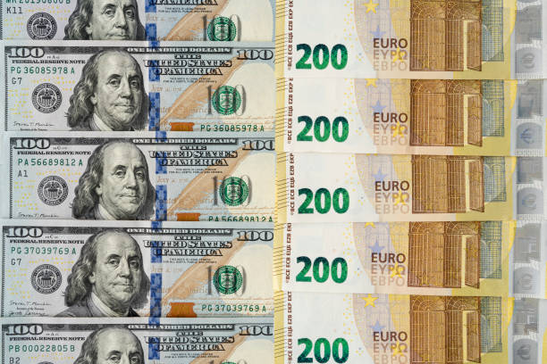 billets de banque américains avec espèces européennes, dollars américains, 100 dollars 200 euros billets de change - european union euro note photos et images de collection