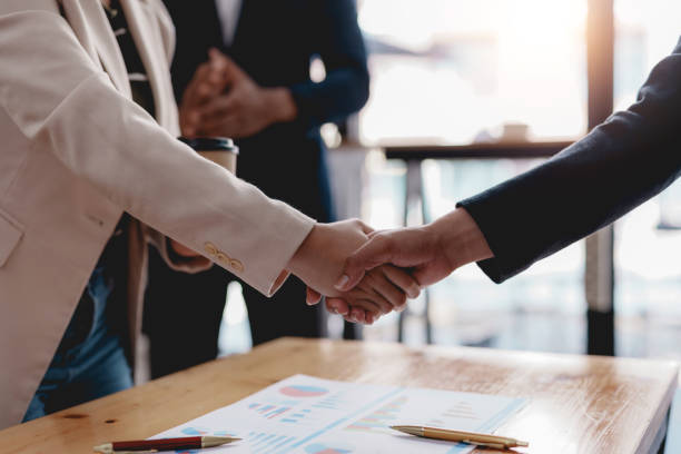 istock Business people shaking hands to congratulate success. 1486675012