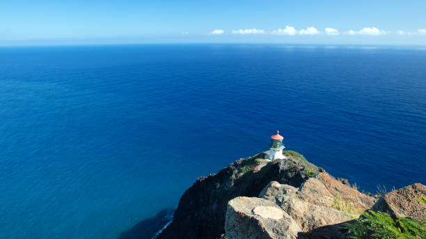 オアフ島ハワイの急な崖側にあるマカプウ灯台 アメリカ合衆国 - travel destinations rocky coastline moody sky clear sky ストックフォトと画像