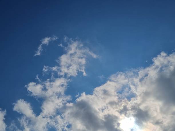 wolken im hintergrund des himmels, die die sonne verdecken - incoming storm stock-fotos und bilder