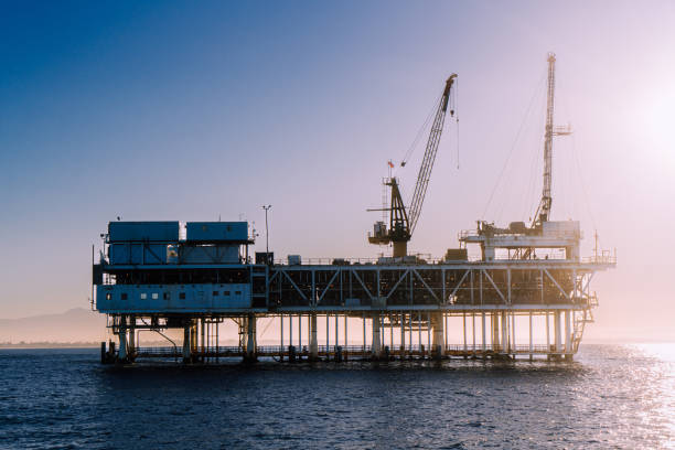 una piattaforma petrolifera offshore è una grande struttura situata in corpi idrici, come oceani o mari, che viene utilizzata per la perforazione e l'estrazione di petrolio e gas naturale da sotto il fondo marino. - gas oil oil rig nature foto e immagini stock