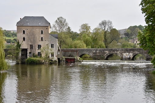 La rivière, un ancien moulin à eau et un pont en pierre, à Fresnay sur Sarthe