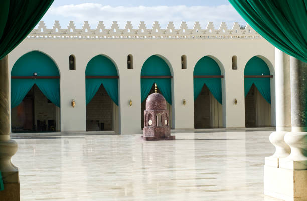il cortile della moschea al hakim al cairo. egitto - courtyard arch arabic style cairo foto e immagini stock