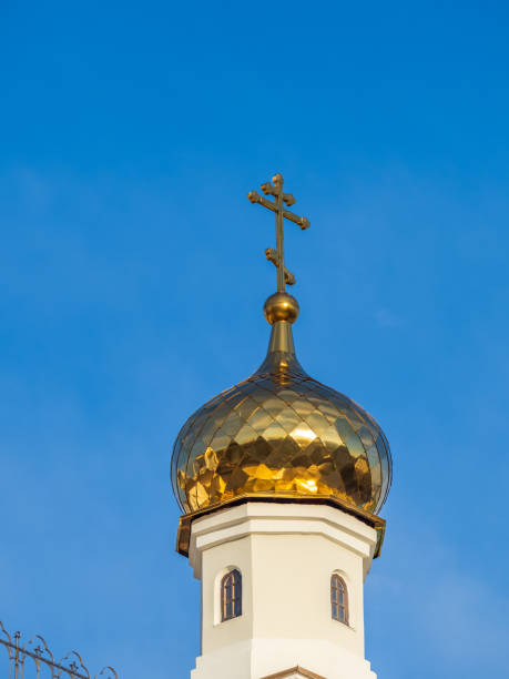 dôme doré avec une croix d’une église orthodoxe sur un ciel bleu clair - cathedral russian orthodox clear sky tourism photos et images de collection