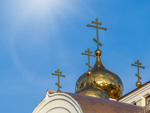 cúpula dorada con una cruz de una iglesia ortodoxa contra un cielo azul claro - cathedral russian orthodox clear sky tourism fotografías e imágenes de stock