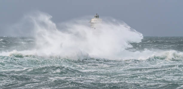 lighthouse and storm - the mangiabarche rock of calasetta during the february 2023 storm - keyarena imagens e fotografias de stock