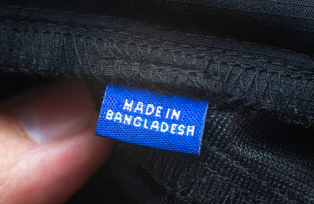 bangladesch kleidungsanhänger. - arbeitsintensive produktion stock-fotos und bilder