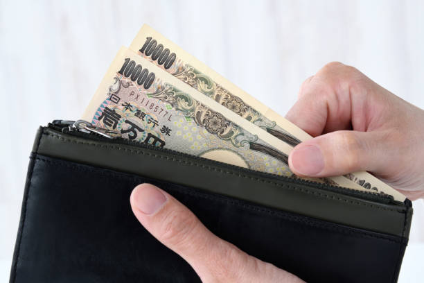 ludzkie ręce podnoszące japońskie pieniądze z torebki - spending money currency allowance wallet zdjęcia i obrazy z banku zdjęć