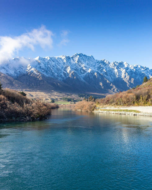 горный хребет ремаркаблс, квинстаун, новая зеландия - kawarau river стоковые фото и изображения