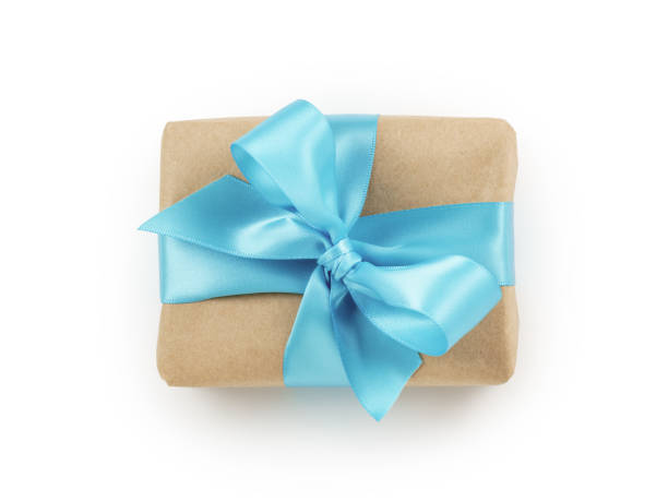 coffret cadeau en papier brun avec ruban bleu vue sur le dessus - isolated on white bow gift homemade photos et images de collection