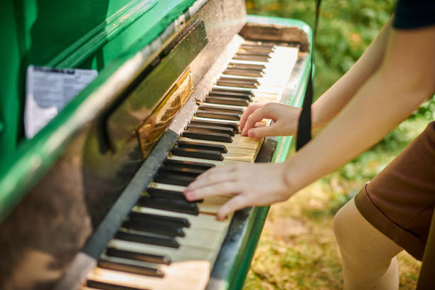 公共の公園で古いピアノを弾く女性の手、屋外の芸術音楽パフォーマンスの接写 - soundscape ストックフォトと画像