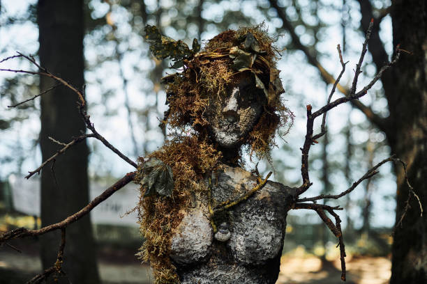 przerażający posąg czarownicy obiekt artystyczny na tle lasu wykonany z tynku błotnego i suchej trawy ponury posąg - sculpture female dancer wood zdjęcia i obrazy z banku zdjęć