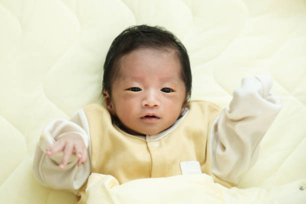 portrait de bébé nouveau-né - baby yawning asian ethnicity newborn photos et images de collection