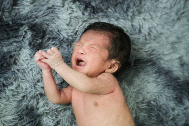 nouveau-né nu en asie - baby yawning asian ethnicity newborn photos et images de collection