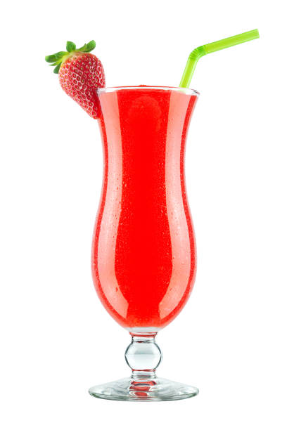 흰색 배경에 분리된 짚과 베리 장식이 있는 혼합 냉동 딸기 다이키리 칵테일 - hurricane cocktail 뉴스 사진 이미지