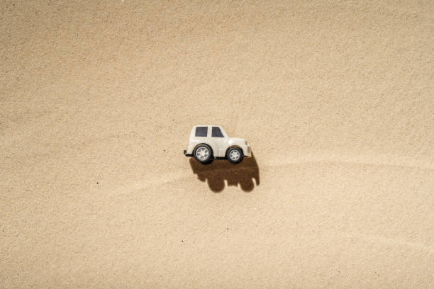 해변, 사막 모래 언덕의 모래에 장난감 흰색 사파�리 지프. 개념 - 4x4 desert sports utility vehicle dubai 뉴스 사진 이미지