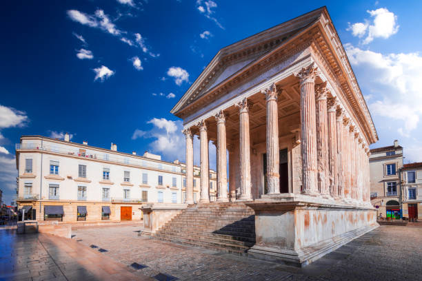 ним, франция. maison carree, один из наиболее хорошо сохранившихся римских храмов. - carree стоковые фото и изображения