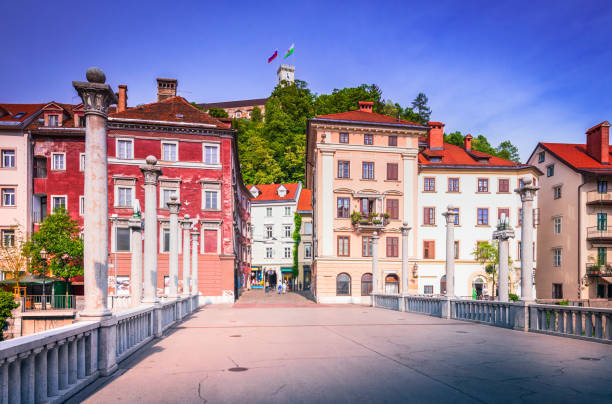 liubliana, eslovenia. puente de los zapateros, pintoresco puente peatonal y vista del castillo. - ljublijana fotografías e imágenes de stock