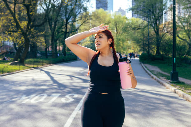 kobieta uprawiająca jogging w central parku - ciepła zdjęcia i obrazy z banku zdjęć