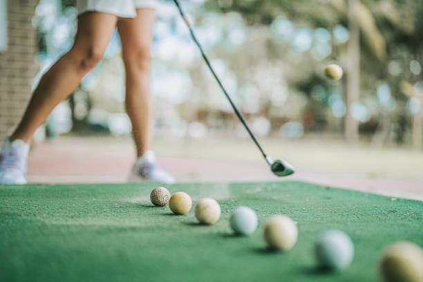 golfista asiática chinesa de baixa seção praticando swing de golfe no driving range - golf women female concentration - fotografias e filmes do acervo