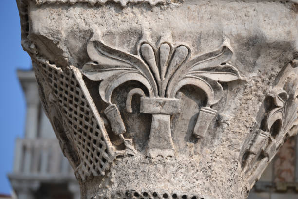 columna con decoraciones florales en venecia italia - venice italy ancient architecture creativity fotografías e imágenes de stock