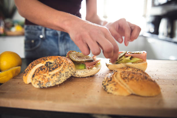 femme préparer un sandwich pour le petit-déjeuner un matin ensoleillé - Photo