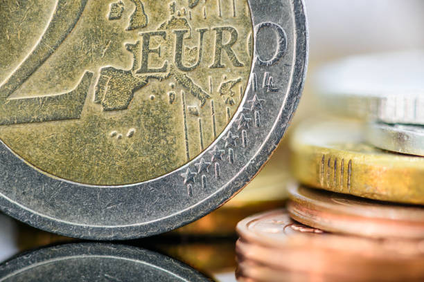 европа фиатные деньги или евро валюты концепции : крупным планом зрения старого / используется две монеты евро с канавками и царапинами. евр - bail bond стоковые фото и изображения