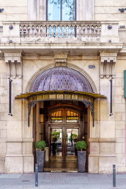 a icônica fachada modernista de um antigo hotel em barcelona, espanha, é uma lembrança da história da cidade e de seus destinos de viagem passados. - gran via - fotografias e filmes do acervo