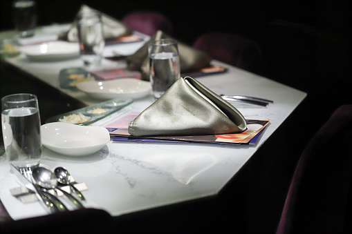 Teppanyaki table. A high-end restaurant with no customers seated yet. Neat and high-end tableware is placed on the table