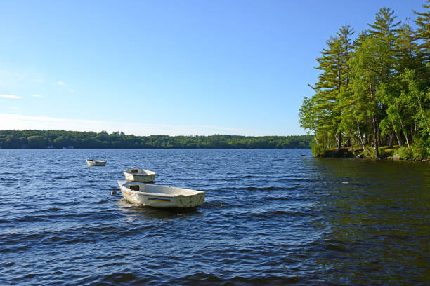 barcos en el lago messalonskee, cuerpo de agua en la región de los lagos de belgrado de maine, estados unidos - sydney fotografías e imágenes de stock