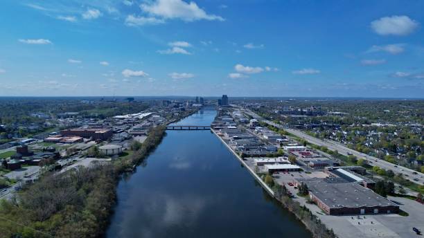 istock River through the city 1486843958