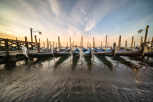 Gondole ormeggiate sul molo a Venezia
