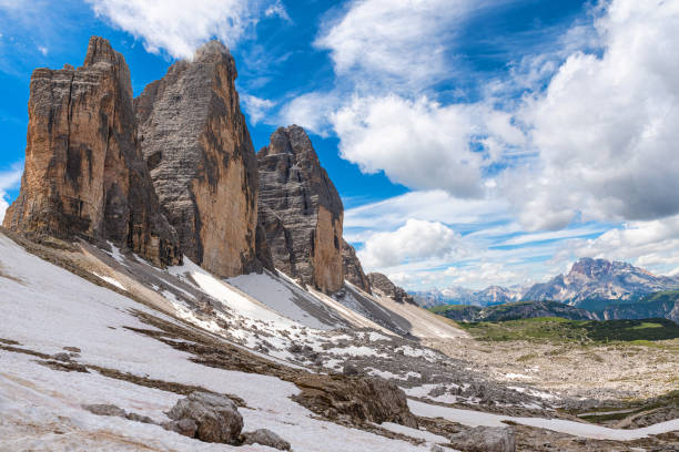 イタリアアルプスのトレシメディラヴァレド、ドロミテ。イタリア、ドロミティの雪のある3つの有名な山頂 - tre cime di lavaredo ストックフォトと画像