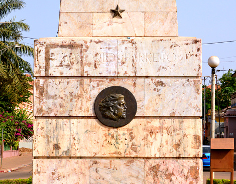 Bissau, Guinea-Bissau: Che Guevara / Honório Barreto Square - Honorio Barreto, a native, the son of Guinean and Cape-Verdian parents held the highest positions in the Portuguese colonial administration, from Ombudsman of Cacheu to Governor of the Colony. The empty plinth still bearing Honorio Barreto's name used to support his statue, which after independence was sent into exile in the Cacheu fort. The new marxist rulers having renamed the square after the Che Guevara were too lazy to produce a statue or even engraving his name on the stone, having simply installed a generic Cuban made portrait medallion, the plinth remains empty.