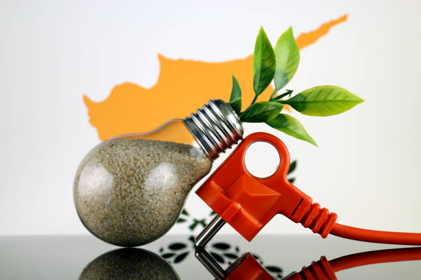 Cтоковое фото Вилка, растение, растущее внутри лампочка и флаг Кипра. Зеленая экологическая концепция возобновляемых источников энергии.