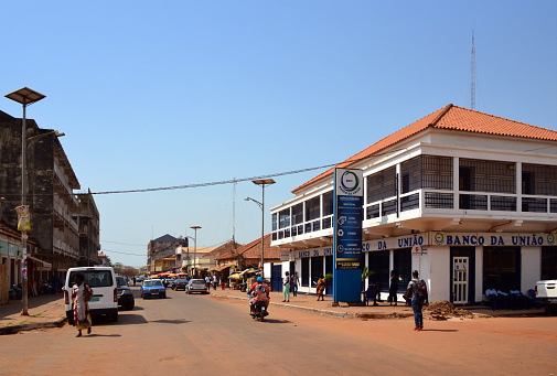 Bissau, Guinea-Bissau: headquarters of Banco da União / Unin Bank (BDU), held by the Mali Development Bank ('Banque du Développement du Mali'), itself a subsidiary of the Moroccan Bank of Foreign Commerce ('Banque Marocaine du Commerce Extérieur', BMCE). Colonial building - view along Domingos Ramos Avenue.