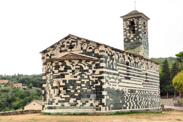 The Saint Michel church, in Murato, in Corsica (nicknamed the Island of Beauty), is a polychrome building: green serpentine and white limestone. Legend has it that it was built by angels in one night.