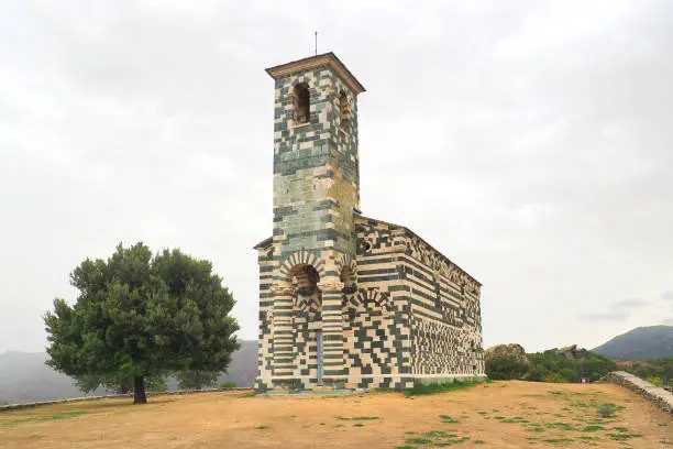 The Saint Michel church, in Murato, in Corsica (nicknamed the Island of Beauty), is a polychrome building: green serpentine and white limestone. Legend has it that it was built by angels in one night.
