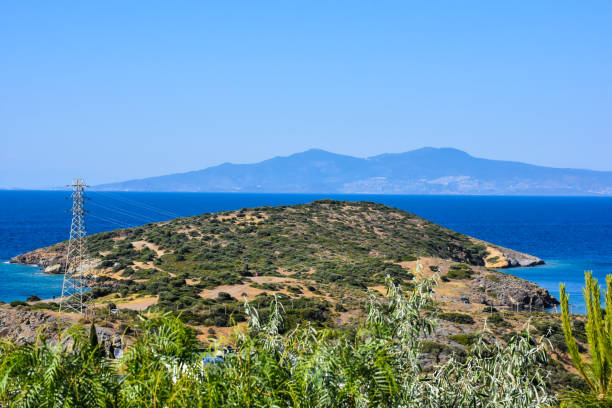 bahía de canak en i̇zmir foça. mar egeo, montañas y vegetación natural del egeo cubierto de maquis. - ancient greece mediterranean turkey izmir turkey fotografías e imágenes de stock