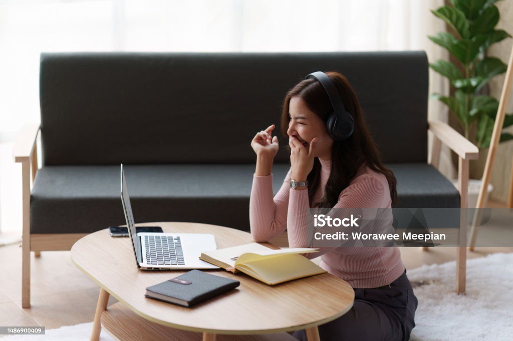 Online-Bildung, E-Learning. Asiatische Frau in stilvoller Freizeitkleidung, die mit einem Laptop lernt, Online-Vorlesungen hört, Notizen macht, Online-Lernen zu Hause - Lizenzfrei Akademisches Lernen Stock-Foto Online-Bildung, E-Learning. Asiatische Frau in stilvoller Freizeitkleidung, die mit einem Laptop lernt, Online-Vorlesungen hört, Notizen macht, Online-Lernen zu Hause - Lizenzfrei Akademisches Lernen Stock-Foto