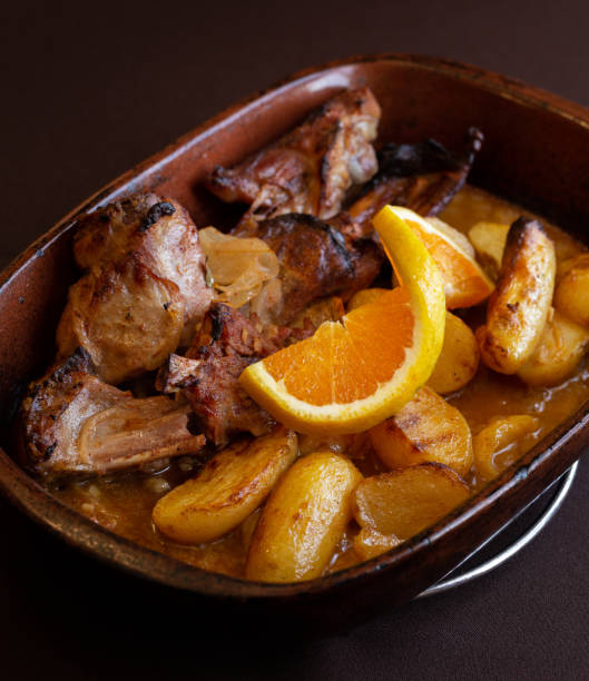 el cabrito assado es un plato típico portugués habitual de la víspera de pascua, braga, portugal. - fotos de cabrito asado fotografías e imágenes de stock